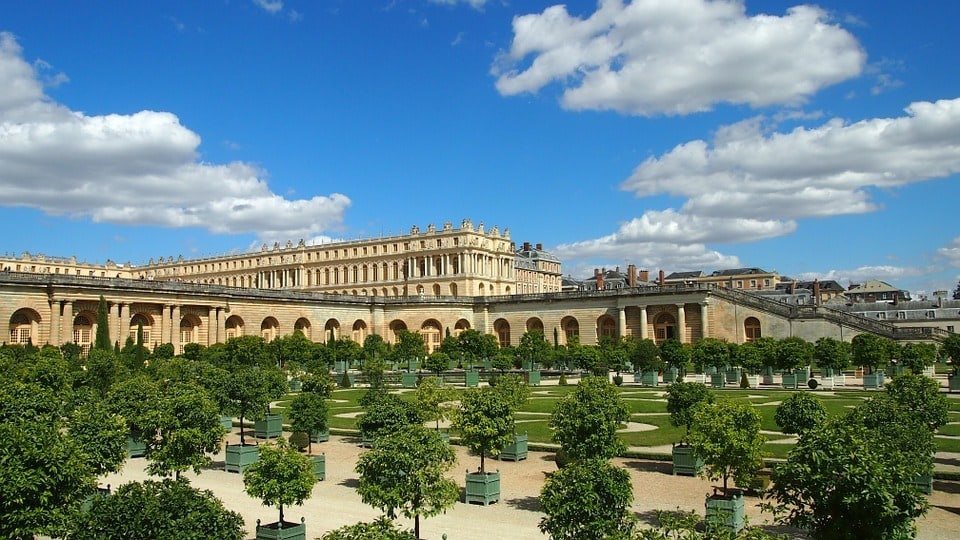 Quelle est la différence entre un manoir et un château ?